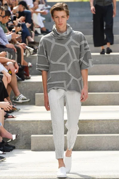 Look 18